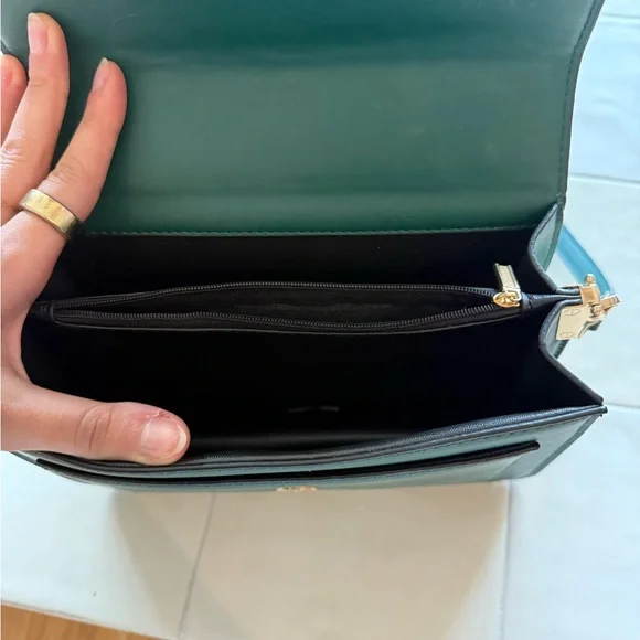 Elegant Green Leather Crossbody Bag - Picture 3 of 4